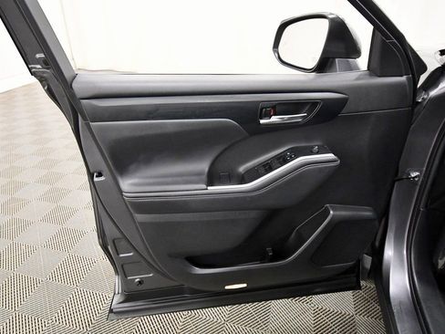 Used 2022 Toyota Highlander XLE image 11