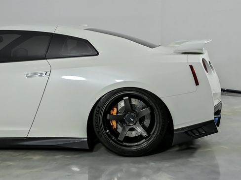 Used 2019 Nissan GT-R Premium w/ Premium Interior Package image 10