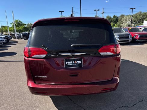 Used 2022 Chrysler Voyager LX FWD image 11