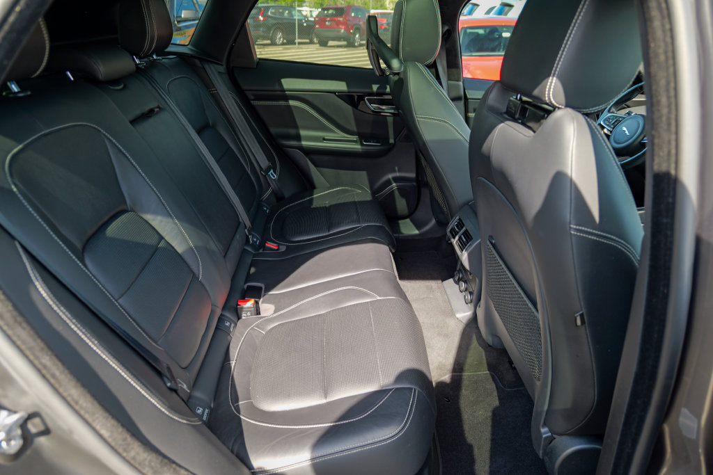 Used 2019 Jaguar F-PACE R-Sport AWD/4WD image 32