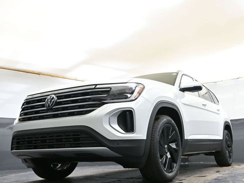 Used 2025 Volkswagen Atlas SE w/ Panoramic Sunroof Package image 29