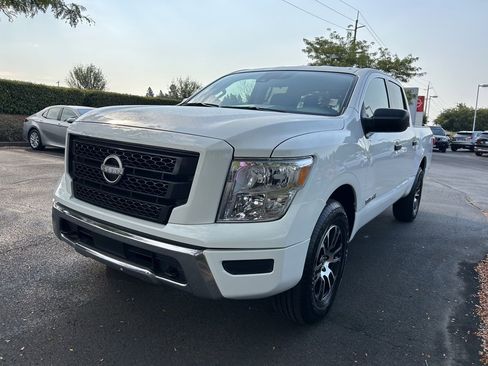Used 2023 Nissan Titan SV image 2