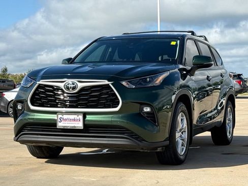 Used 2023 Toyota Highlander LE FWD image 3