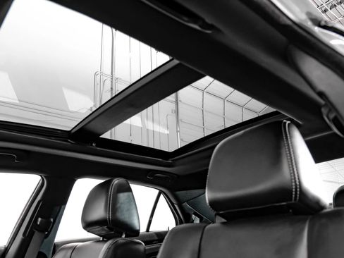 Used 2018 Chrysler 300 S w/ 300S Premium Group RWD image 31