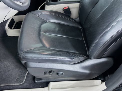 Used 2022 Chrysler Pacifica Touring-L FWD image 18