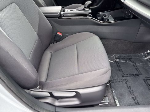 Used 2025 Toyota Prius LE AWD/4WD image 35