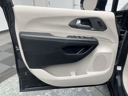 Used 2024 Chrysler Pacifica Touring-L image 6