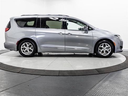 Used 2019 Chrysler Pacifica Limited image 14