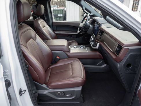 Used 2024 Ford Expedition Limited image 44