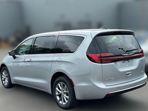 New 2026 Chrysler Pacifica Select AWD/4WD image 32