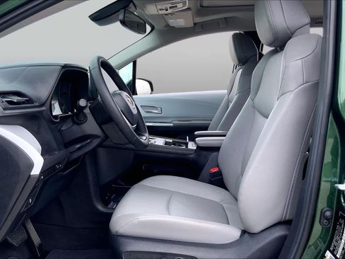 Certified 2026 Toyota Sienna XLE FWD image 8