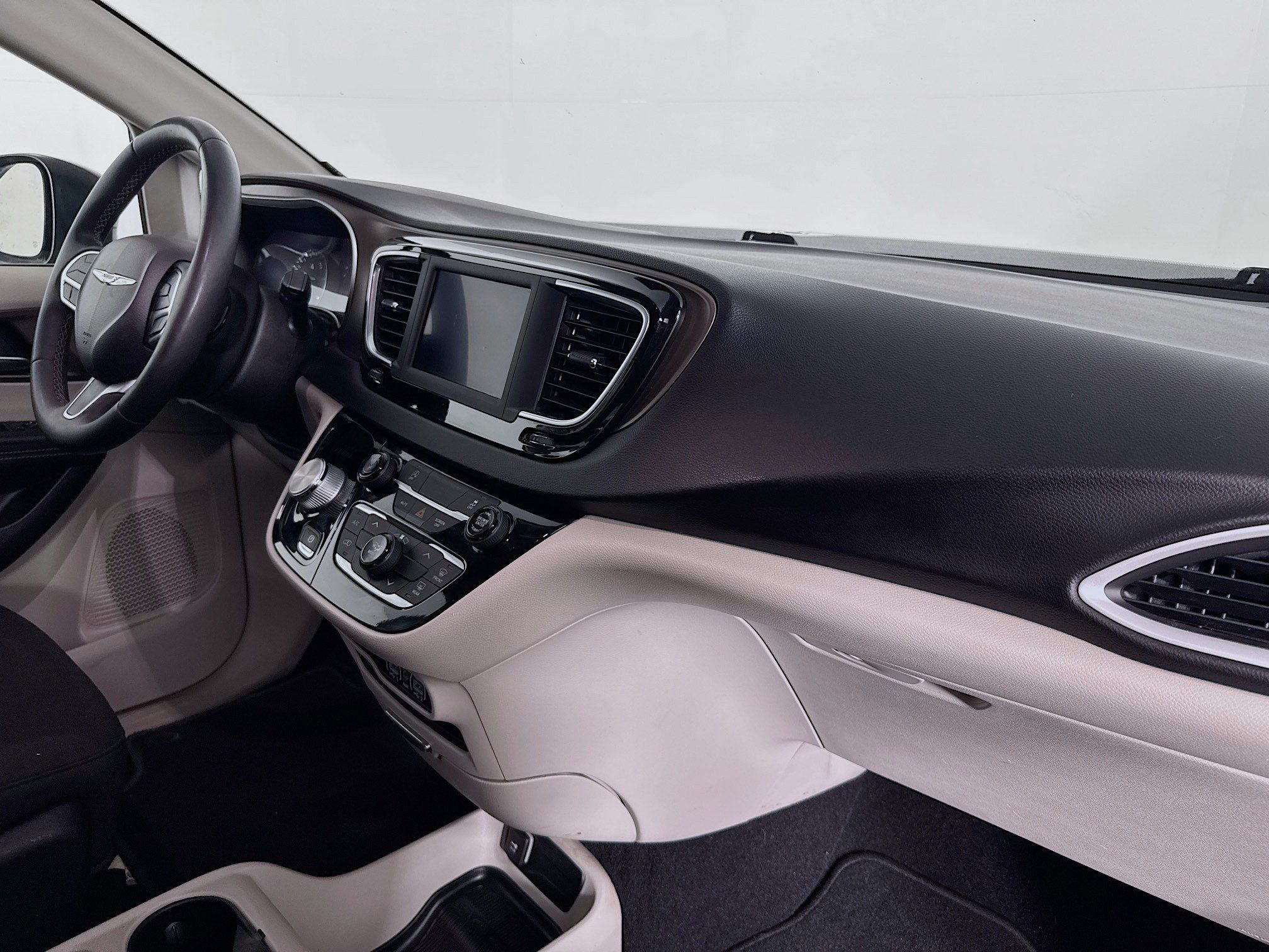 Used 2022 Chrysler Voyager LX FWD image 28