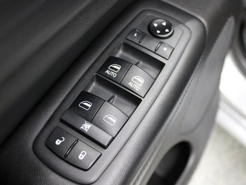 Used 2019 Jeep Grand Cherokee Altitude AWD/4WD image 16