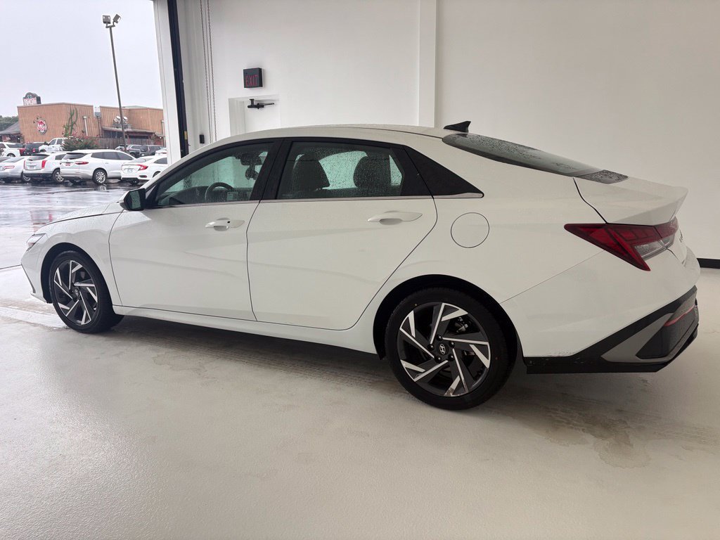 Used 2025 Hyundai Elantra SEL FWD image 19
