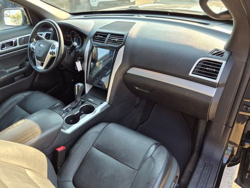 Used 2015 Ford Explorer XLT w/ Equipment Group 202B AWD/4WD image 32