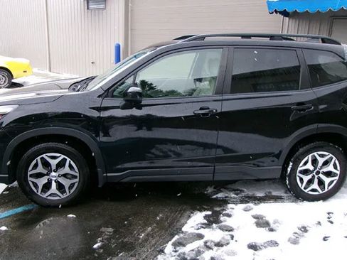 Used 2020 Subaru Forester Premium AWD/4WD image 4