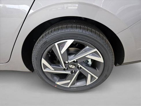 Used 2025 Hyundai Elantra SEL FWD image 10
