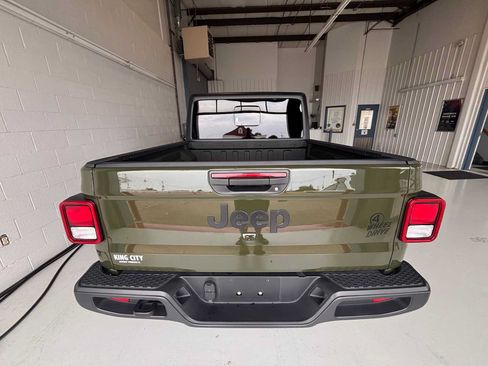Used 2022 Jeep Gladiator Sport AWD/4WD image 5