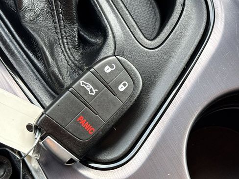 Used 2016 Dodge Challenger SXT image 29