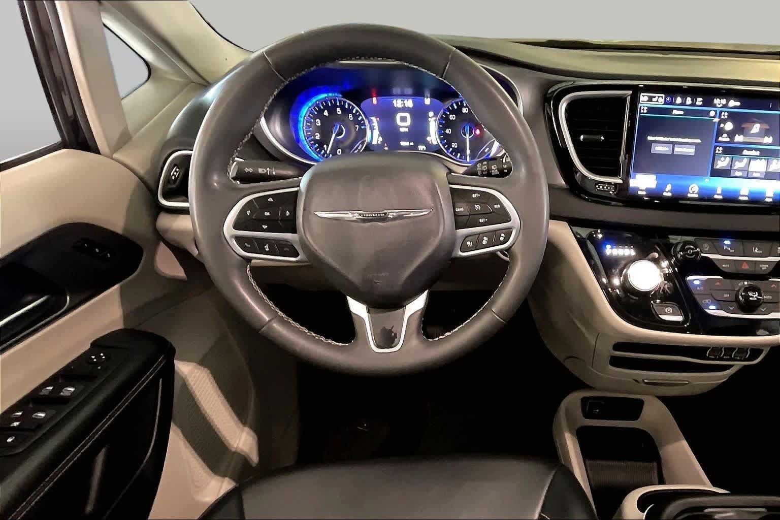 Used 2024 Chrysler Pacifica Touring-L FWD image 5