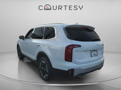 Used 2023 Kia Telluride S image 2