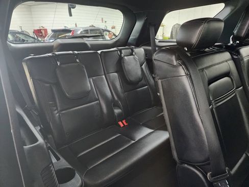 Used 2020 Ford Explorer XLT w/ Equipment Group 202A AWD/4WD image 31