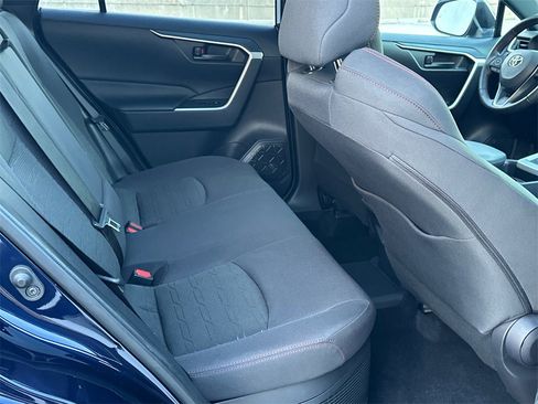 Used 2021 Toyota RAV4 SE image 15