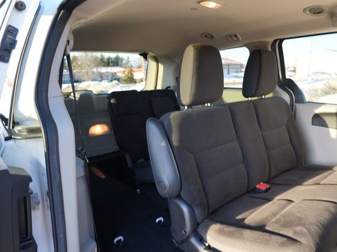 Used 2018 Dodge Grand Caravan SE w/ UConnect Hands-Free Group image 27