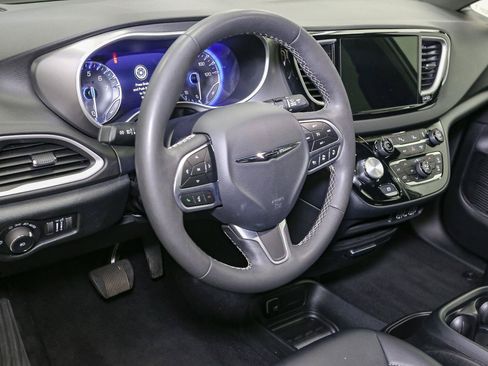 Used 2025 Chrysler Pacifica Select FWD image 21