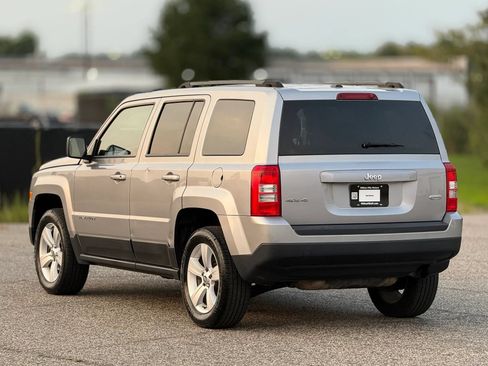 Used 2017 Jeep Patriot Latitude AWD/4WD image 10