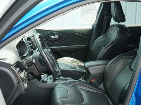 Used 2019 Jeep Cherokee Trailhawk AWD/4WD image 13