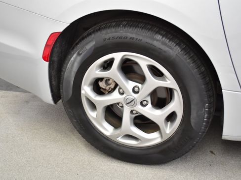 Used 2024 Chrysler Pacifica Limited FWD image 39