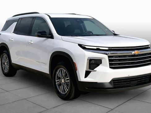 Used 2026 Chevrolet Traverse LT FWD image 3