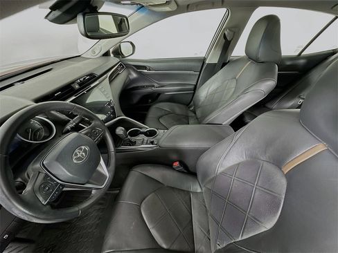 Used 2018 Toyota Camry XLE image 13