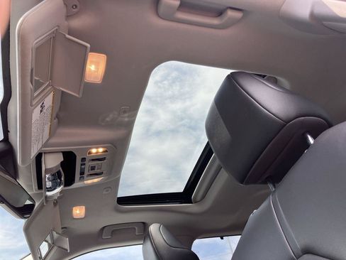Used 2023 Toyota Highlander XLE FWD image 21