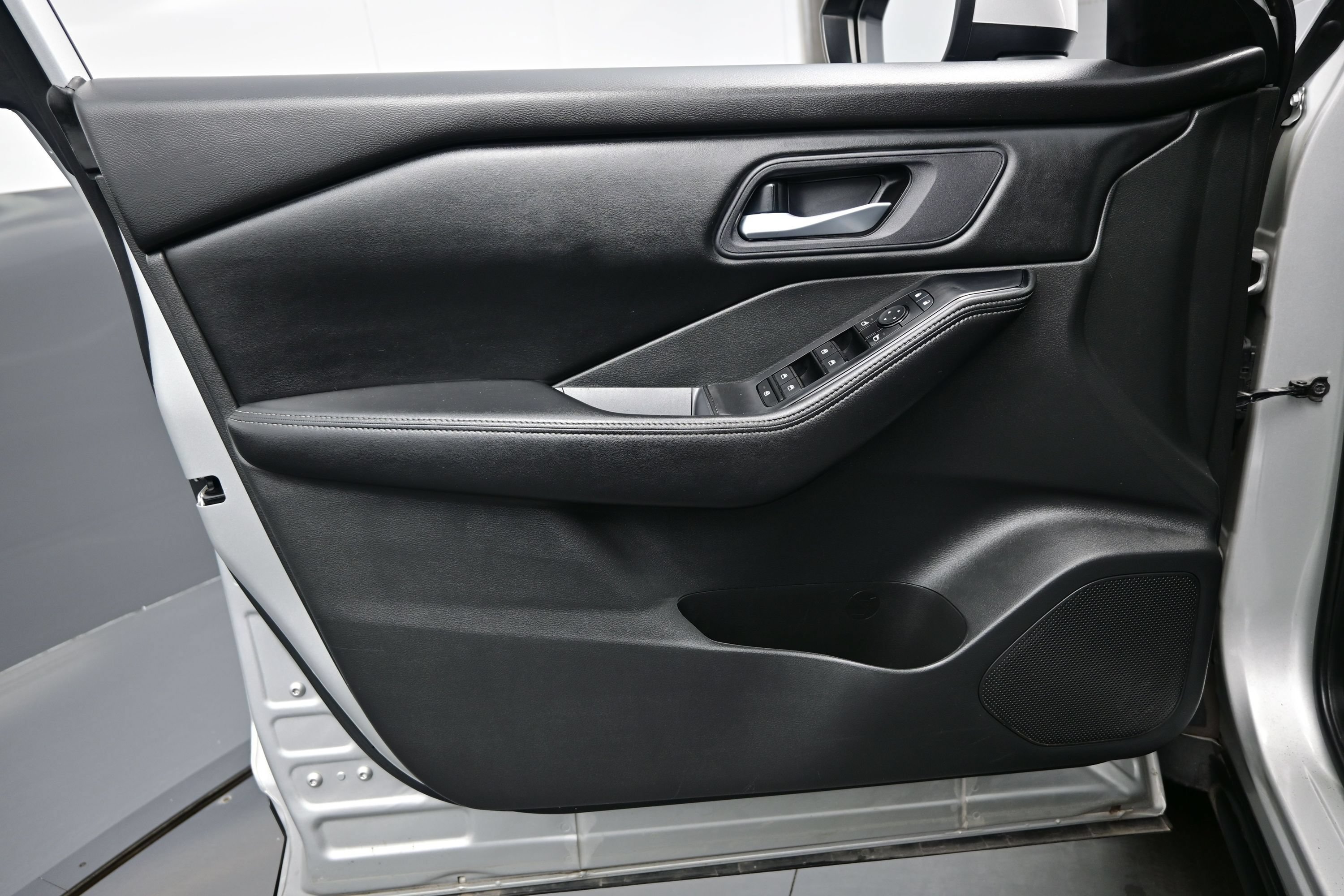 Used 2024 Nissan Rogue SV FWD image 9