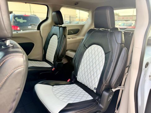 Used 2019 Chrysler Pacifica Touring Plus w/ Advanced Safetytec Group FWD image 2