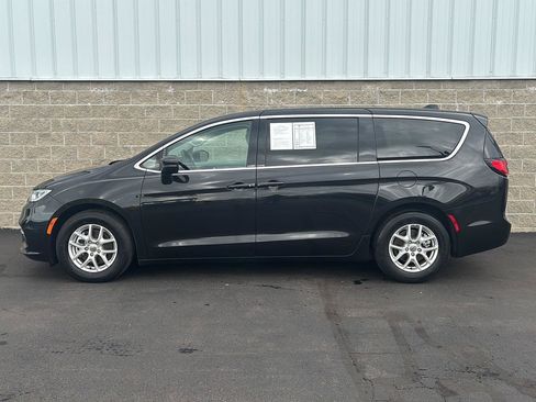 Used 2023 Chrysler Pacifica Touring-L FWD image 37