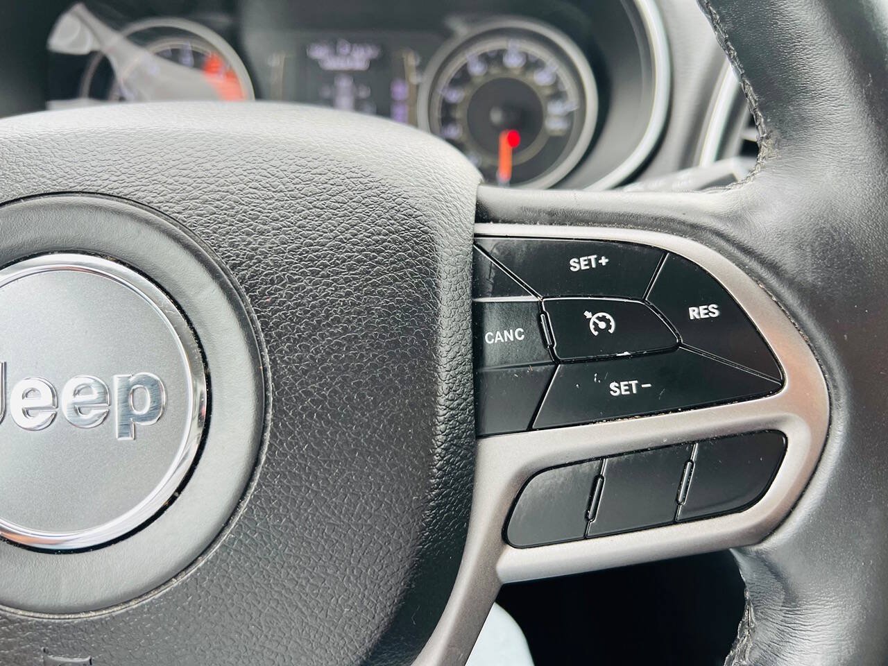 Used 2019 Jeep Cherokee Latitude Plus w/ Cold Weather Group AWD/4WD image 20