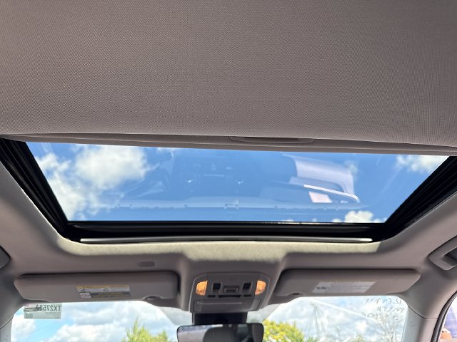 Used 2021 Toyota Highlander XLE AWD/4WD image 24