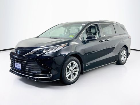 Used 2021 Toyota Sienna Limited AWD/4WD image 1