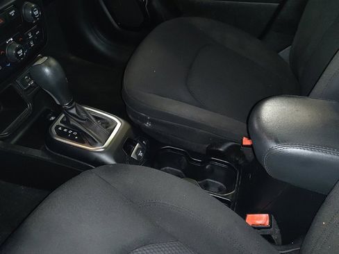 Used 2018 Jeep Renegade Altitude FWD image 26