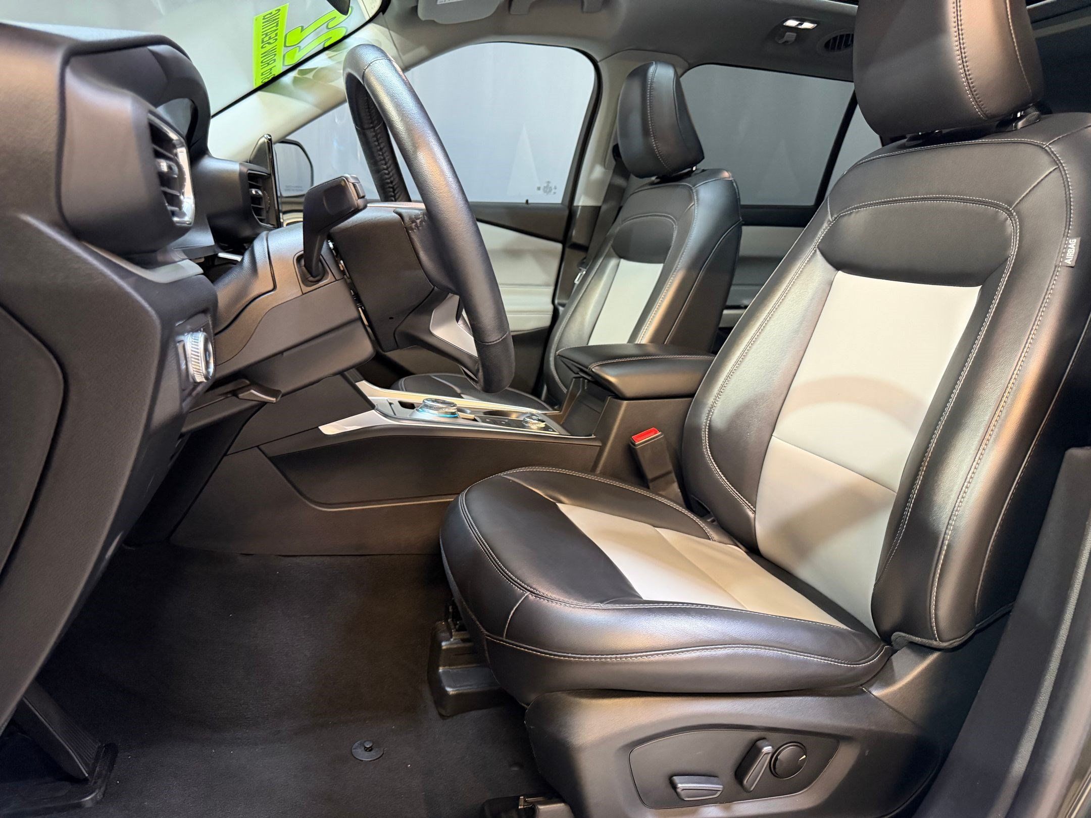 Used 2022 Ford Explorer XLT w/ Equipment Group 202A AWD/4WD image 5
