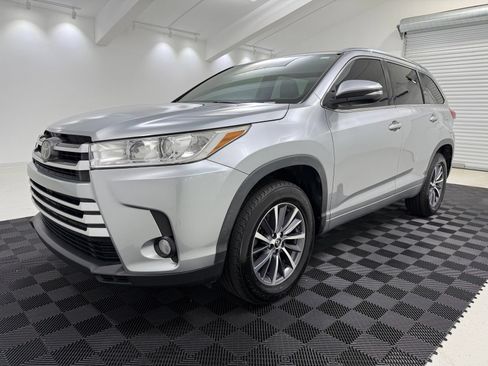 Used 2017 Toyota Highlander XLE FWD image 3