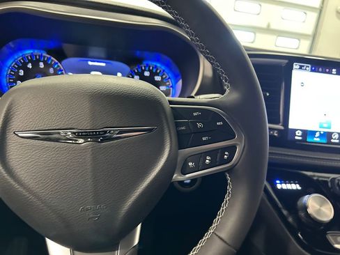 New 2025 Chrysler Pacifica Select image 20