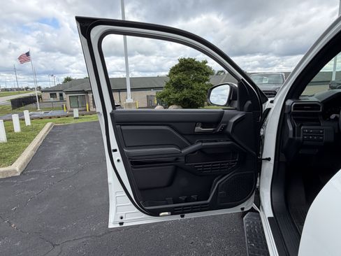 Used 2025 Toyota 4Runner Limited AWD/4WD image 20