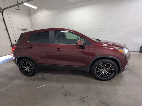 Used 2017 Chevrolet Trax LS FWD image 3