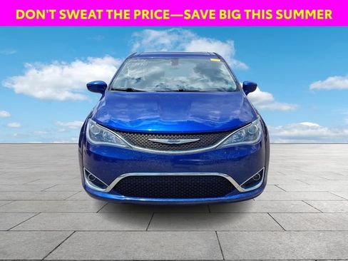 Used 2019 Chrysler Pacifica Touring Plus w/ Tire & Wheel Group FWD image 3