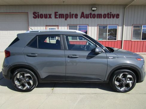 Used 2025 Hyundai Venue SEL FWD image 2