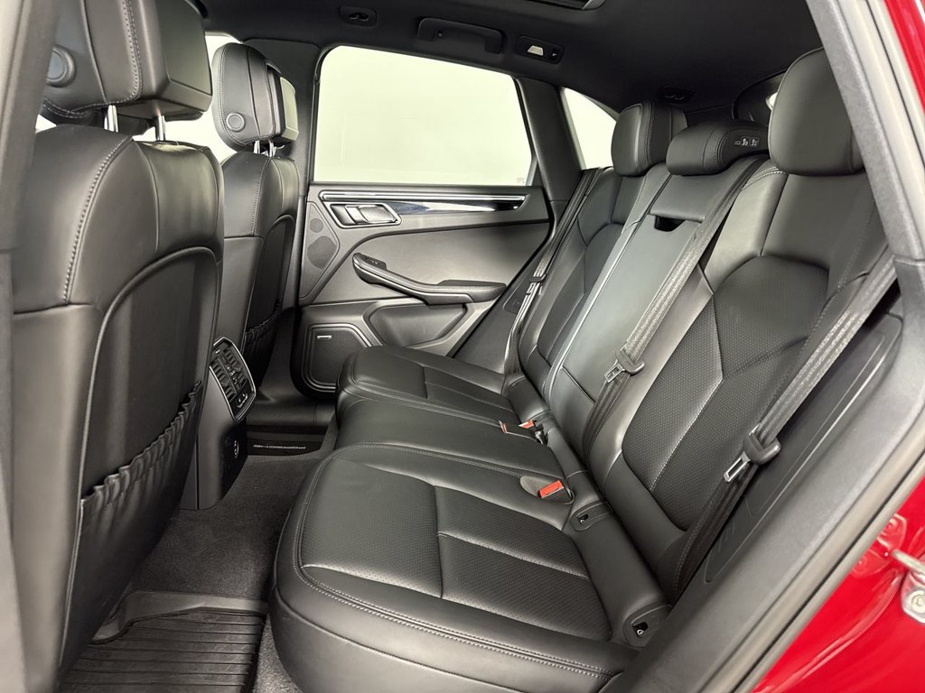 Certified 2025 Porsche Macan AWD/4WD image 22